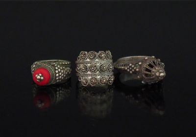 Deux différentes bagues de style Afrique du Nord en argent. … - Photo 1