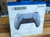 une boîte contenant une manette de jeu, posée sur une table