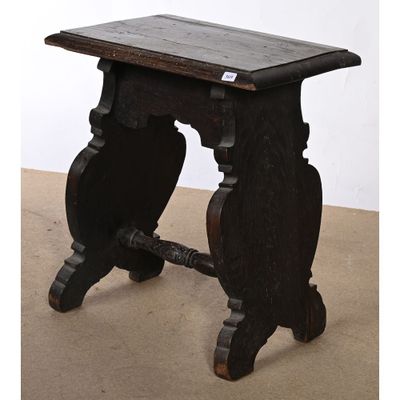 PETIT TABOURET DE STYLE en chêne.