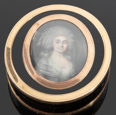 un portrait ancien représentant une femme en robe noire, dans un cadre doré