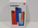 emballage d'une boîte rouge, bleue et blanche pour un téléphone Redmike