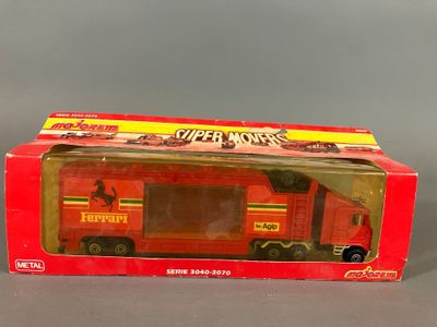 camionnette jouet dans une boîte rouge avec des rayures jaunes et rouges sur le côté