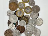 beaucoup de pièces qui sont sur la table