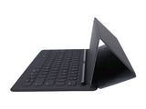 un ordinateur portable noir sur lequel est posé un clavier bleu