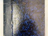 un vieux livre à la couverture bleue posé sur une table