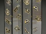 une photo d'une vitrine contenant de nombreux objets variés
