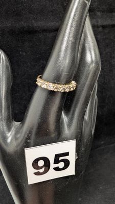 une bague qui se trouve au doigt d'un mannequin