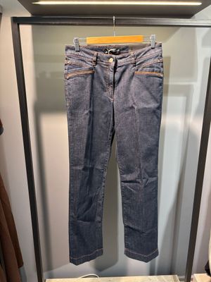 Le jean est suspendu à un cintre dans le placard.