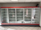 une photo d'une vitrine commerciale dans un magasin