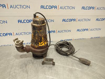 une pompe à eau munie d'un tuyau, posée sur une table