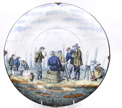 GIEN Grand plat rond à décor polychrome de scène de cabaret …