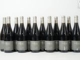 six bouteilles de vin sont alignées dans une rangée