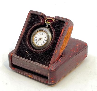 Montre de col en acier et chiffrade en or au dos dans son éc…