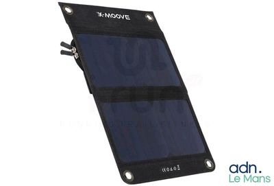 un gros plan d'un téléphone portable équipé d'un panneau solaire