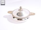 un plat ancien en argent avec un couvercle, sur fond blanc