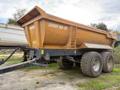un camion-benne garé à côté d'un bateau