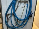 un tuyau bleu fixé au mur d'une salle de bains
