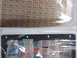 beaucoup de timbres dans une boîte posée sur la table