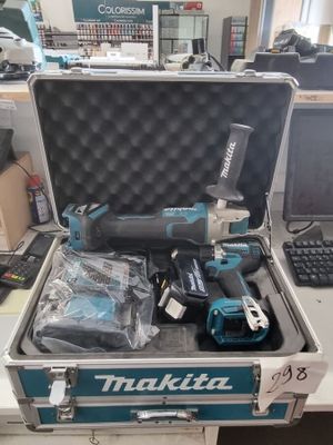 une mallette à outils contenant des outils, posée sur un bureau