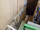 une pièce dont le sol est recouvert d'un tas de bois