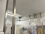 une photo d'une cuisine professionnelle avec des étagères en acier inoxydable