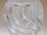 un vase en verre transparent posé sur une table