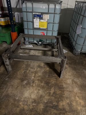 un grand conteneur posé sur une table dans un garage
