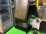 un écran d'ordinateur posé sur une table dans un magasin