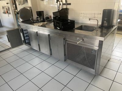 un grand comptoir en acier inoxydable dans une cuisine commerciale