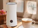 une tasse de café posée sur une table à côté d'un grille-pain