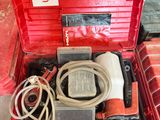 une boîte à outils rouge avec des outils sur le sol