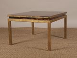 une photo d'une table en bois posée sur un sol recouvert de moquette