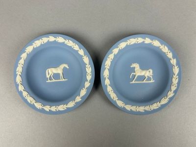 WEDGWOOD - Réunion de deux petites COUPELLES en biscuit à dé…