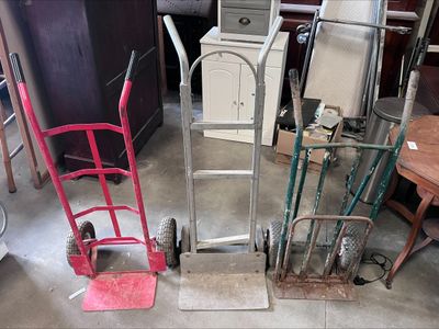 Il y a de nombreux types de diables dans ce garage