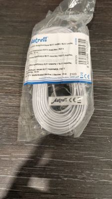 un cordon blanc emballé dans du plastique, posé sur une table