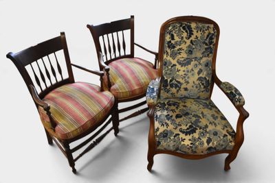 trois chaises dotées de coussins rembourrés à motifs floraux sont disposées les unes à côté des autres