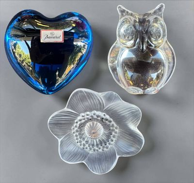 trois figurines de chouettes en verre posées les unes à côté des autres sur une table