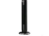 un ventilateur colonne noir posé sur une table blanche