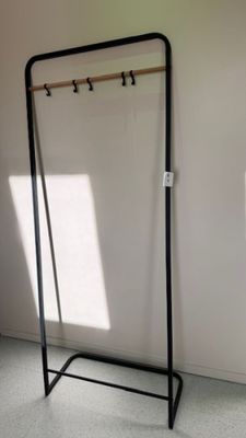 Petite penderie noire On y joint une étagère d'applique mura…