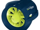 un gros plan d'un ventilateur sur fond blanc