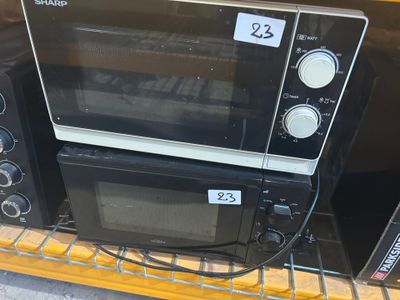 deux micro-ondes posés sur une étagère dans un magasin