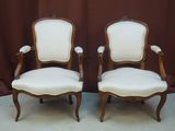 paire de chaises anciennes de style français avec accoudoirs rembourrés