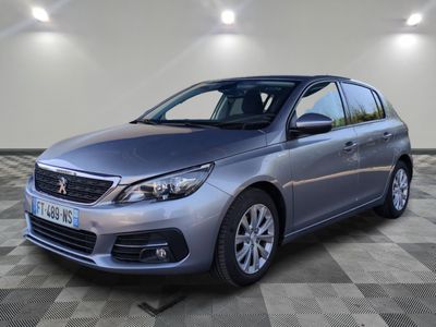 la voiture argentée est garée dans une grande pièce au sol en damier