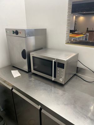 deux micro-ondes posés sur un plan de travail dans une cuisine