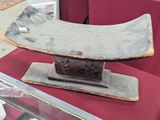 un gros morceau de pierre exposé dans une vitrine