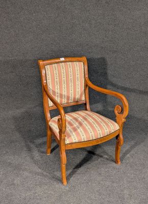 une image représentant une chaise en bois dont l'assise est recouverte d'un tissu rayé