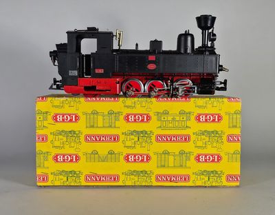 un petit train posé sur une boîte