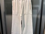 Le pantalon blanc est suspendu à un cintre dans le placard.