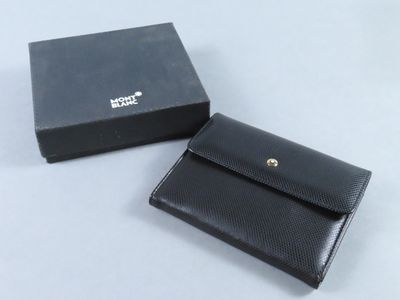 un portefeuille en cuir noir posé à côté d'une boîte noire