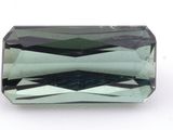 une tourmaline verte sur fond blanc